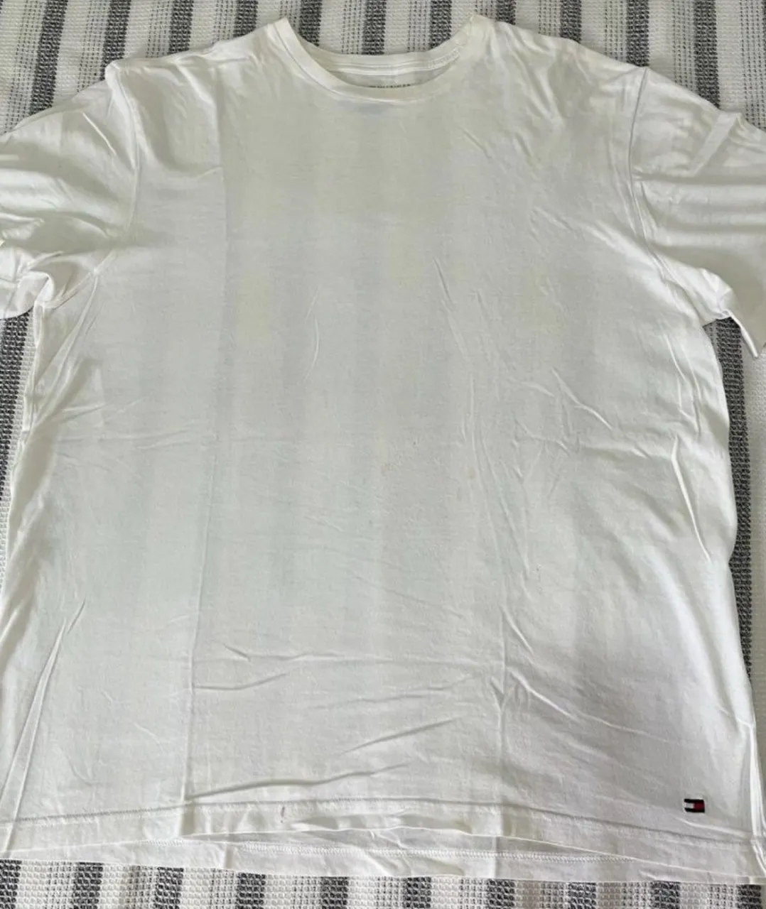 Remera blanca de hombre Tommy Hilfiger, de algodón, con el logo de la marca en el frente. Talle XL.