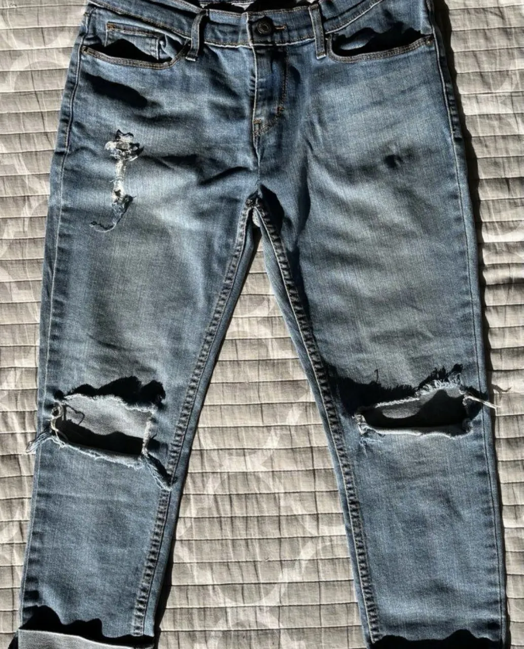 Jeans de hombre Levi's 524 Skinny, talle 28, con roturas en las rodillas. Tiro medio, ideal para un look casual y moderno.