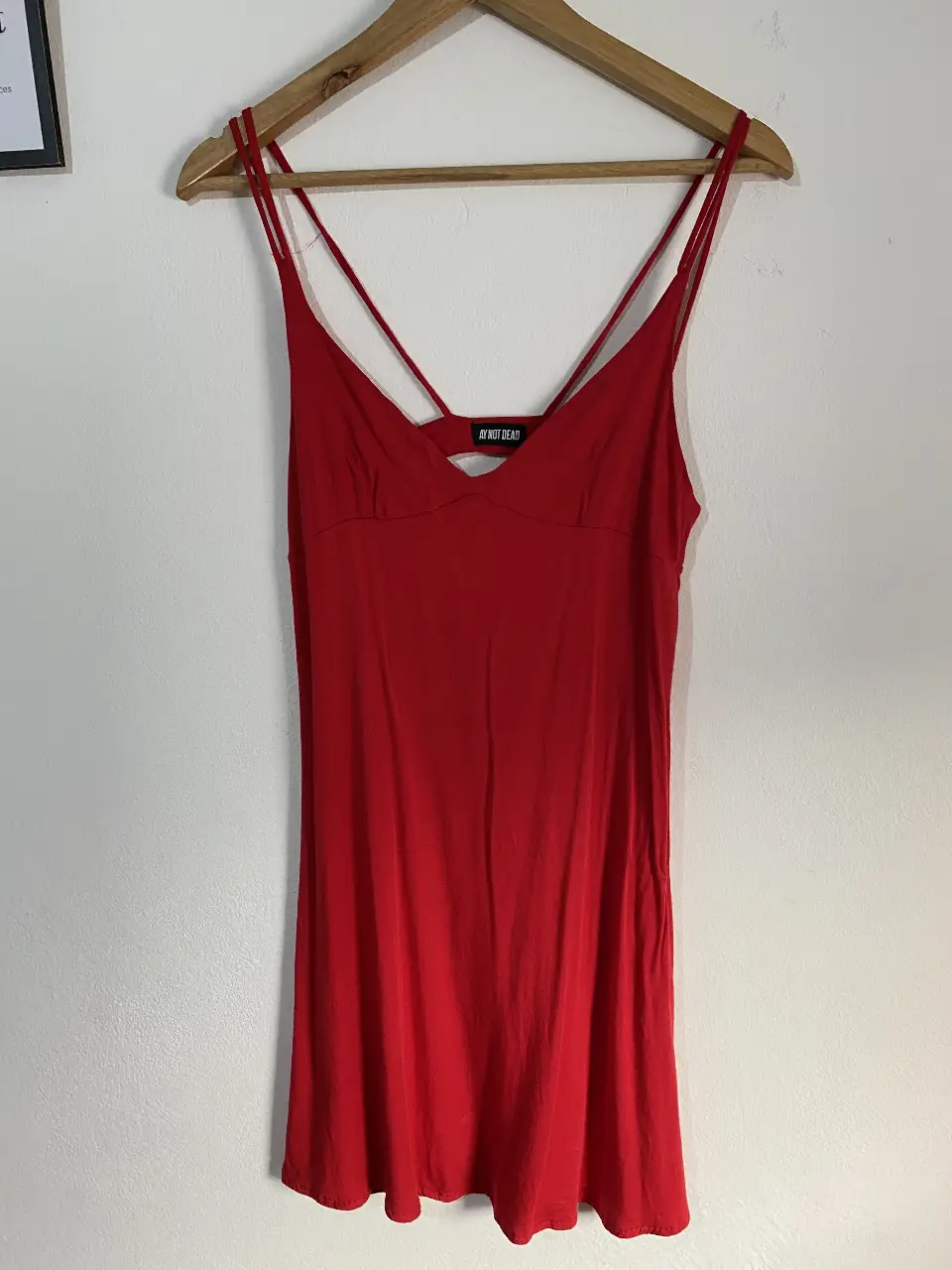 vestido rojo con tiras finas y espalda descubierta. Ideal para un look fresco y moderno.