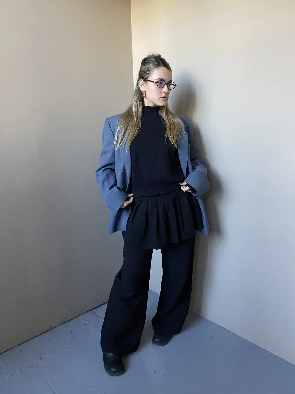 Elegante blazer gris oscurooversize con solapas y dos botones. 