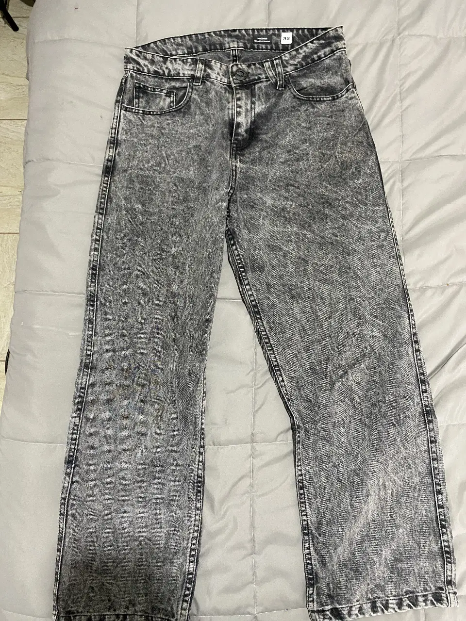 Jeans Volcom Modown Relaxed-Straight, tiro medio, color gris con efecto gastado. Talle 32. Ideal para un look casual y moderno.