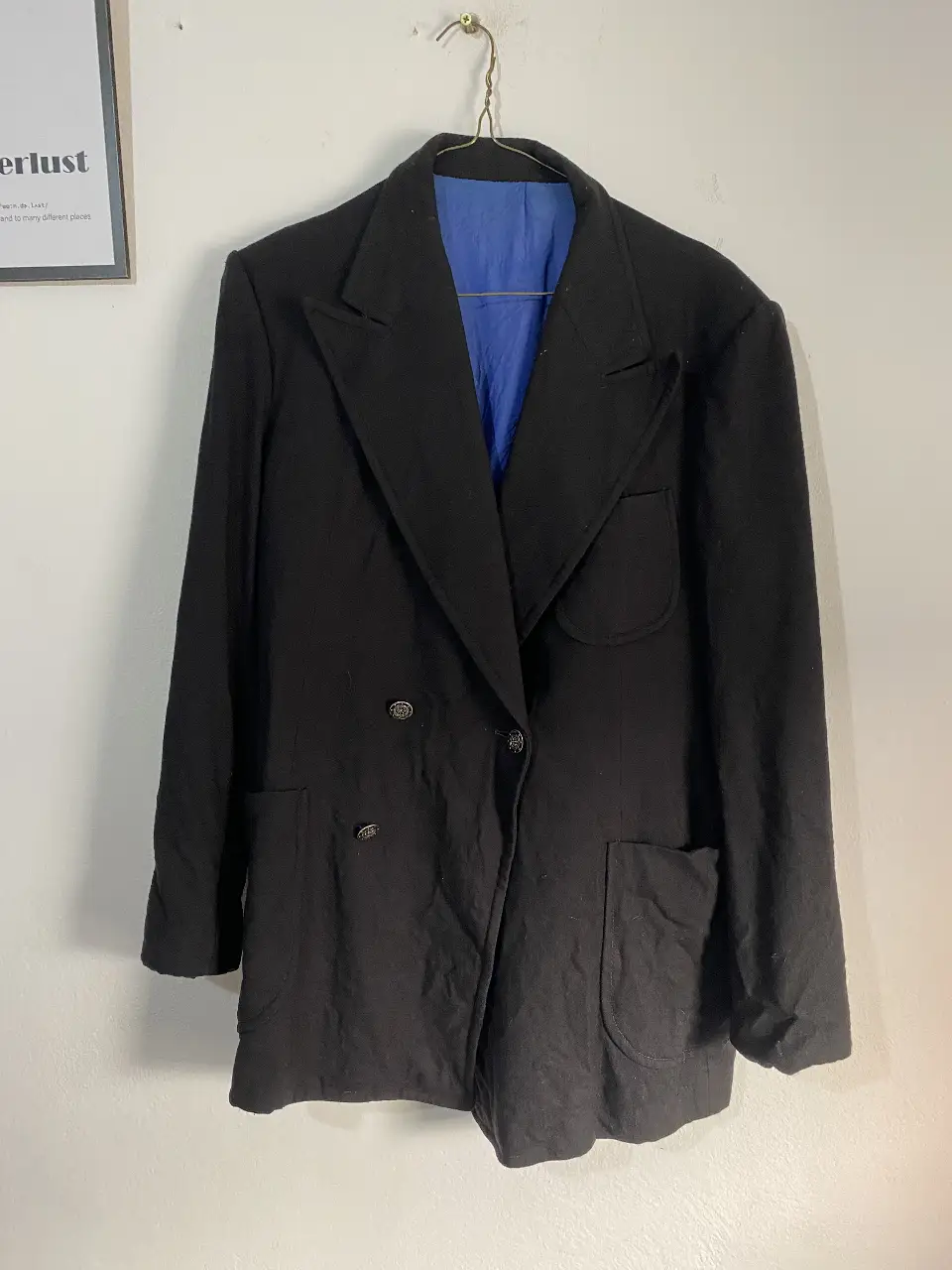 Saco negro de hombre, con forro azul. Corte clásico, con dos botones y bolsillos delanteros. Ideal para un look formal o semi-formal.