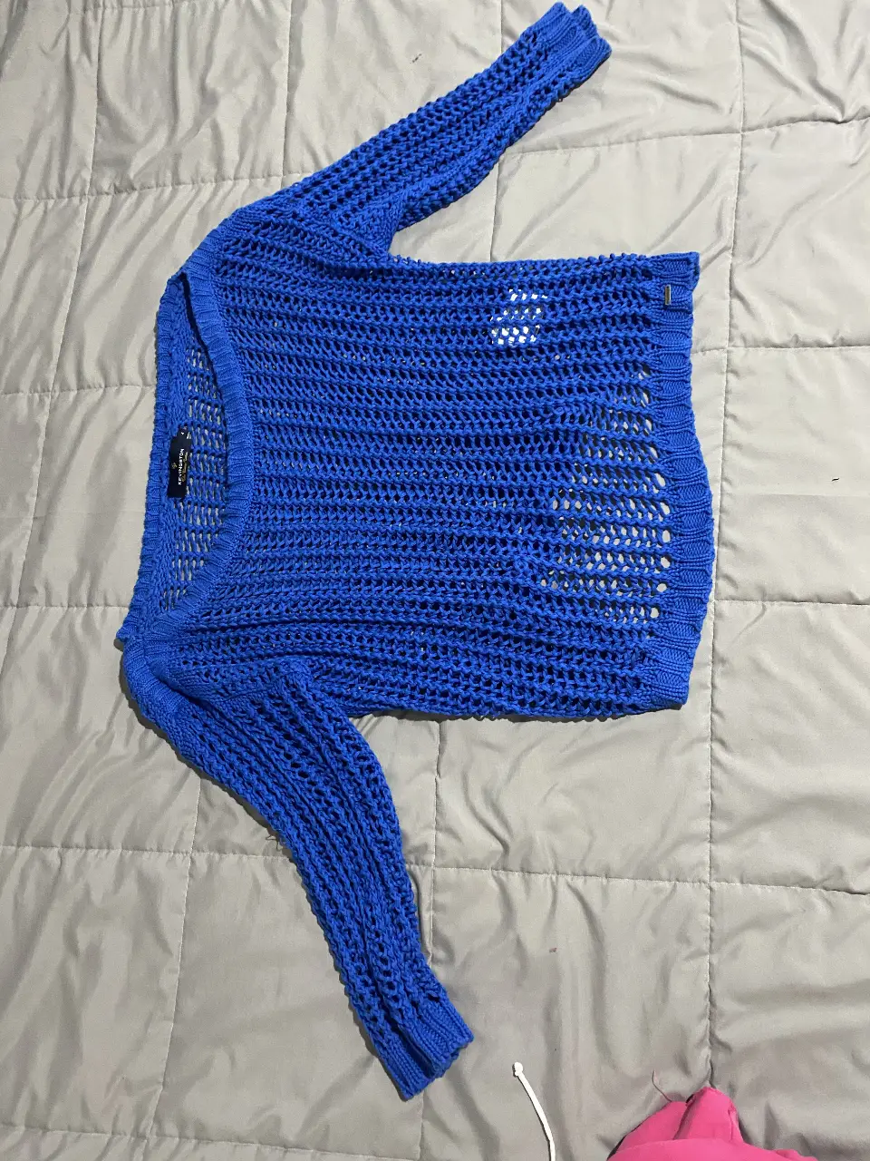 Sweater largo de red azul, ideal para un look casual y fresco. Perfecto para combinar con diferentes outfits.