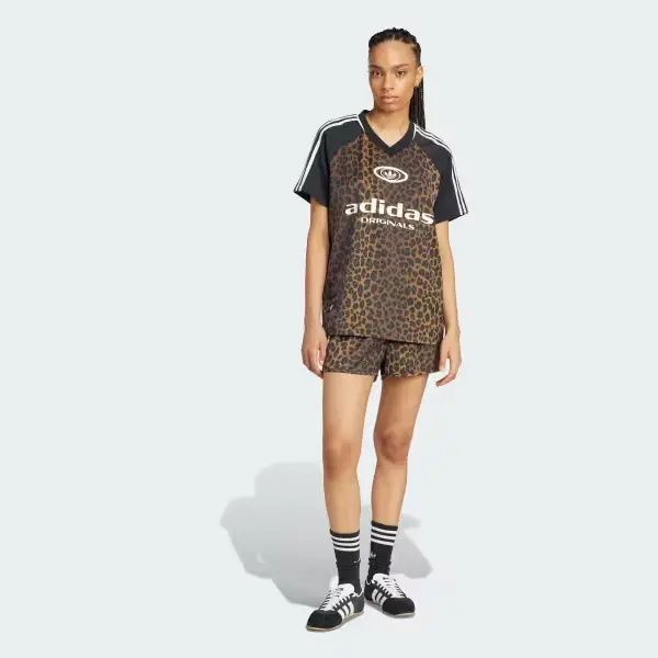 Camiseta de fútbol Adidas Originals con estampado de leopardo. Diseño con mangas negras y detalles de las tres tiras blancas. Ideal para un look deportivo y con estilo.