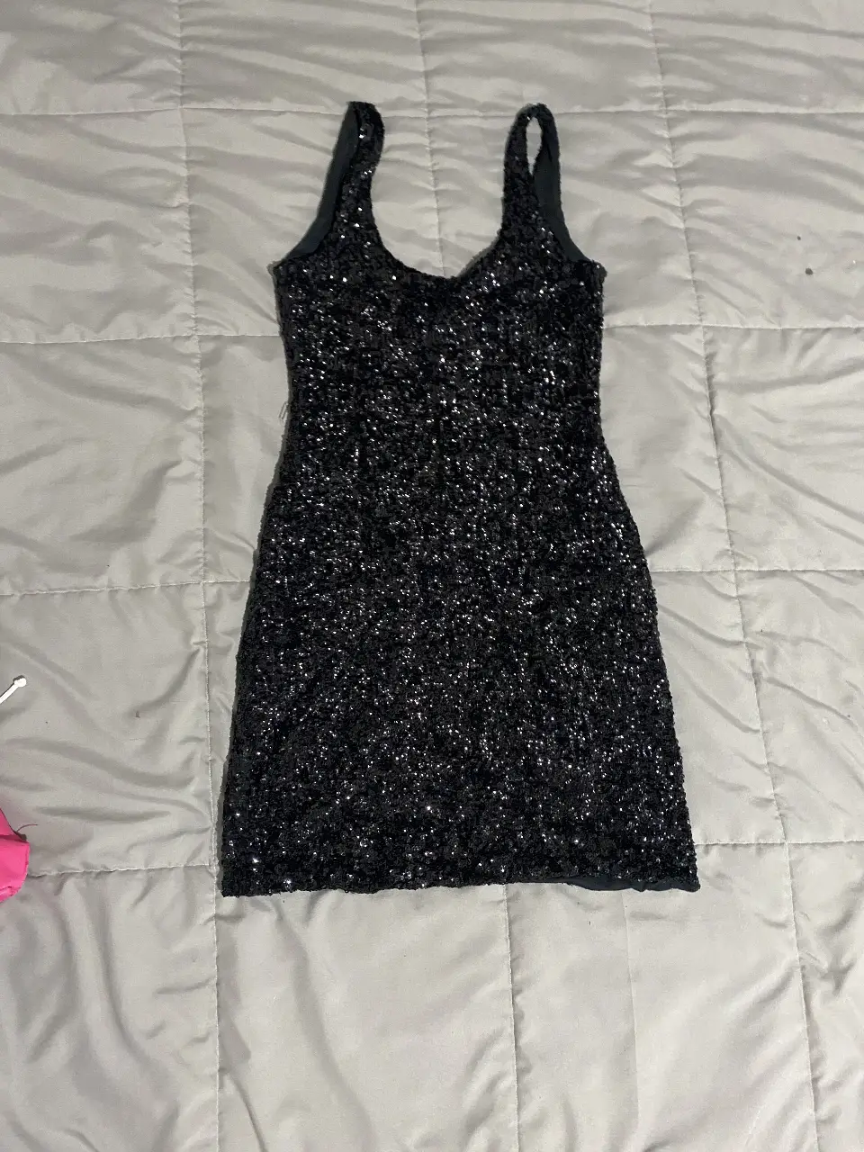 Vestido mini de fiesta negro con lentejuelas, ideal para eventos especiales. Marca Las Pepas, talle 1.