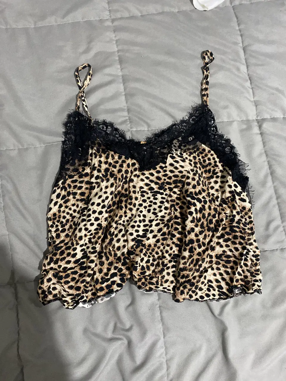 Top de mujer con estampado de leopardo y detalles de encaje negro. Ideal para un look casual y moderno.