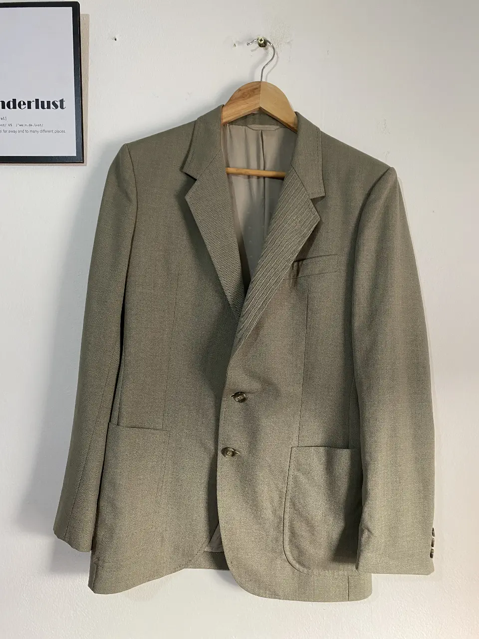 Elegante blazer de hombre, color gris, con dos botones y bolsillos. Ideal para un look formal o semi-formal. Marca Rudy Sport.
