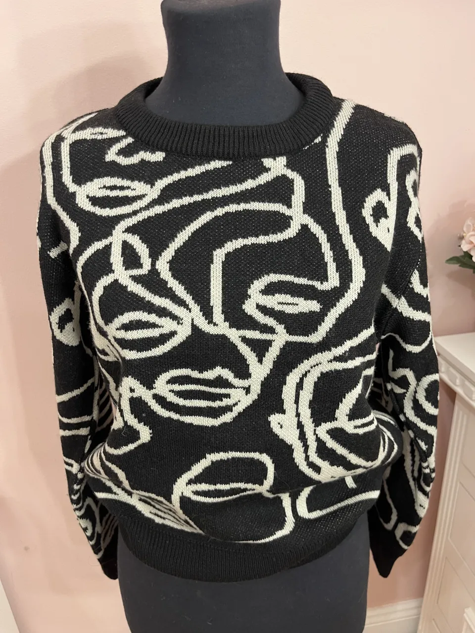 Sweater de tejido con estampado abstracto de rostros en blanco y negro. Cuello redondo y mangas largas. XS amplio