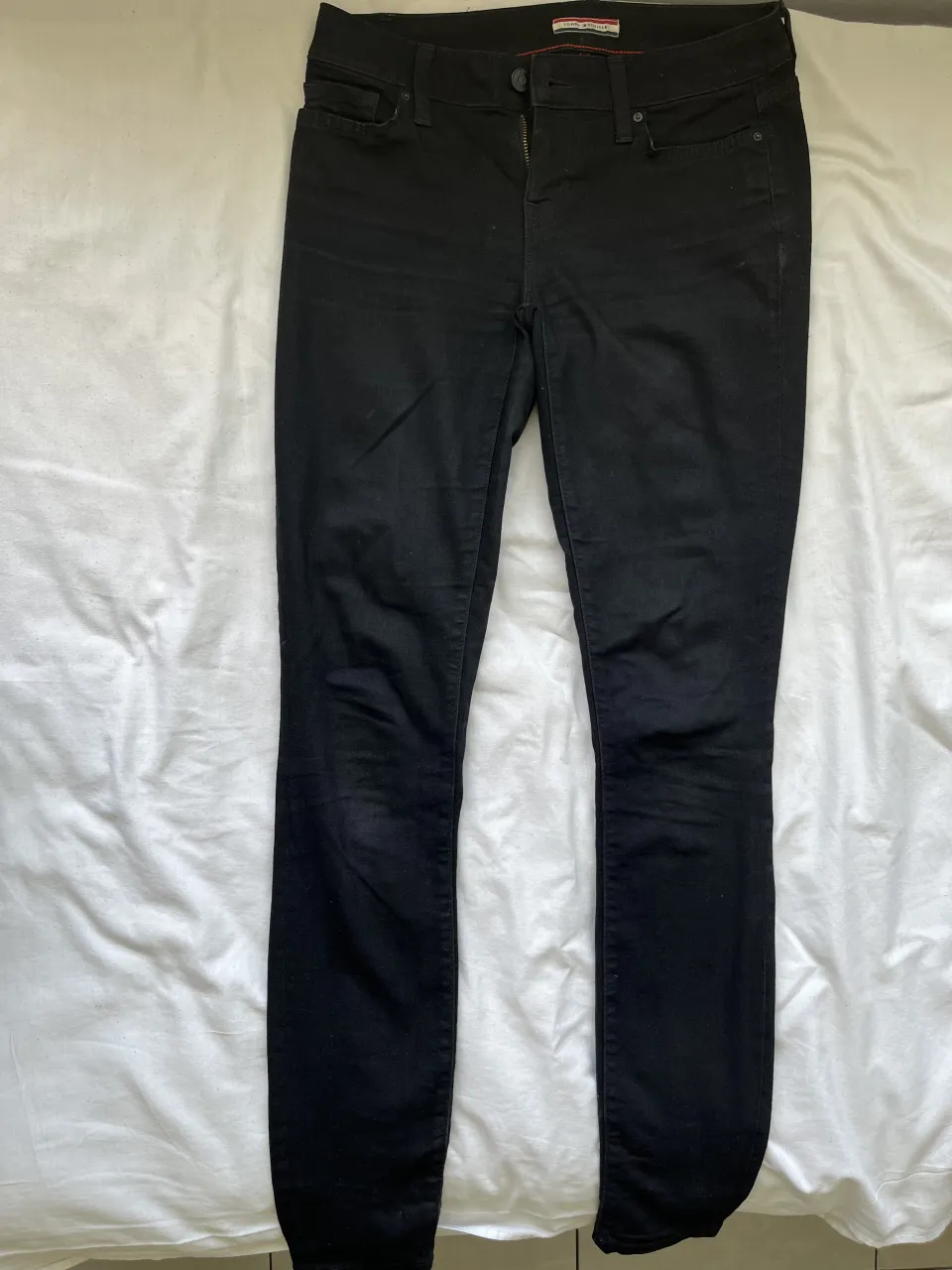 Jeans negros tiro alto, corte skinny. Perfectos para cualquier ocasión, súper cómodos y versátiles.