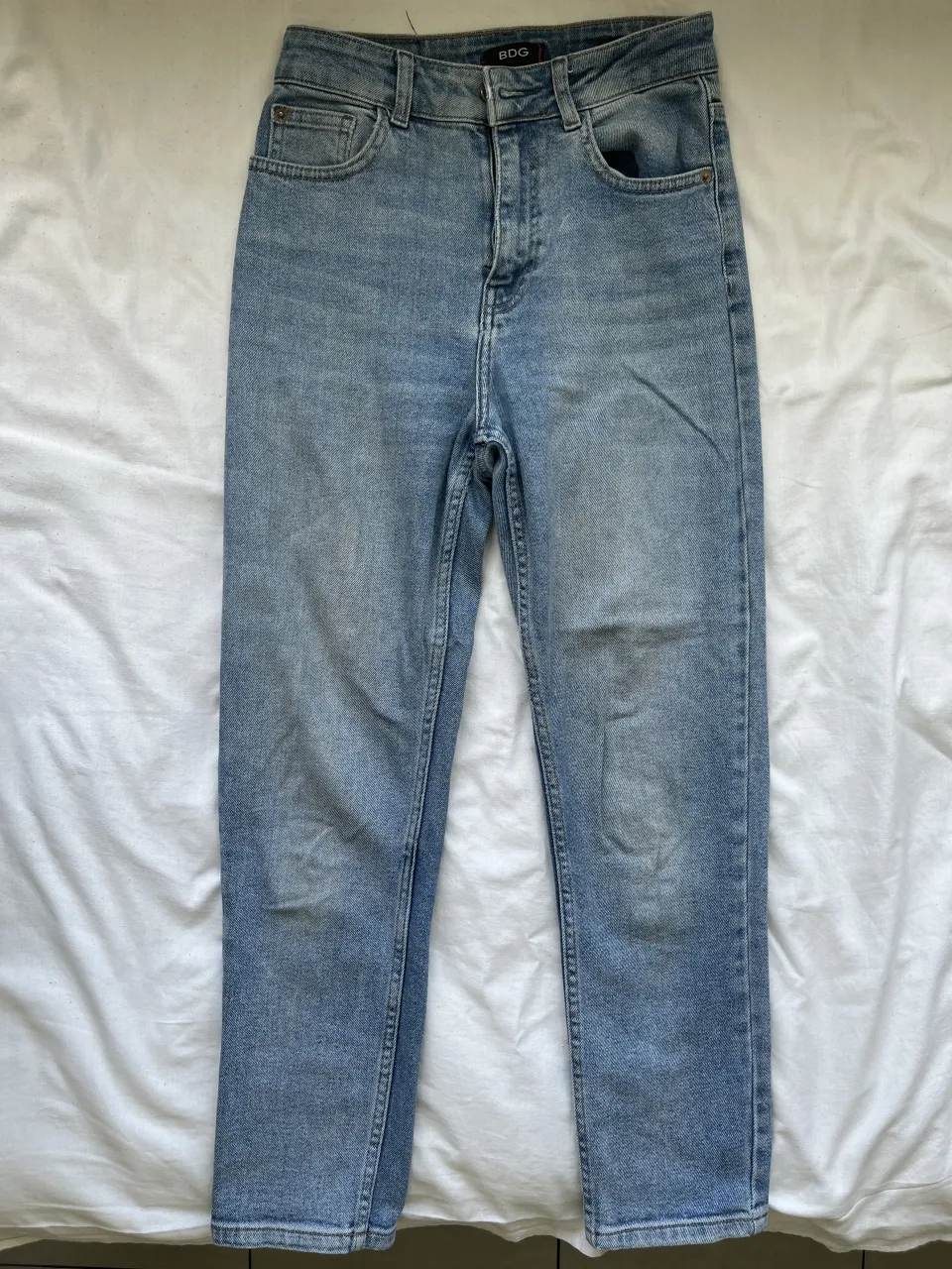 Jeans tiro alto de corte recto, color celeste. Un básico indispensable para cualquier guardarropa, perfectos para crear looks casuales y modernos. Ideales para el día a día. Talle 25 W y 26 L