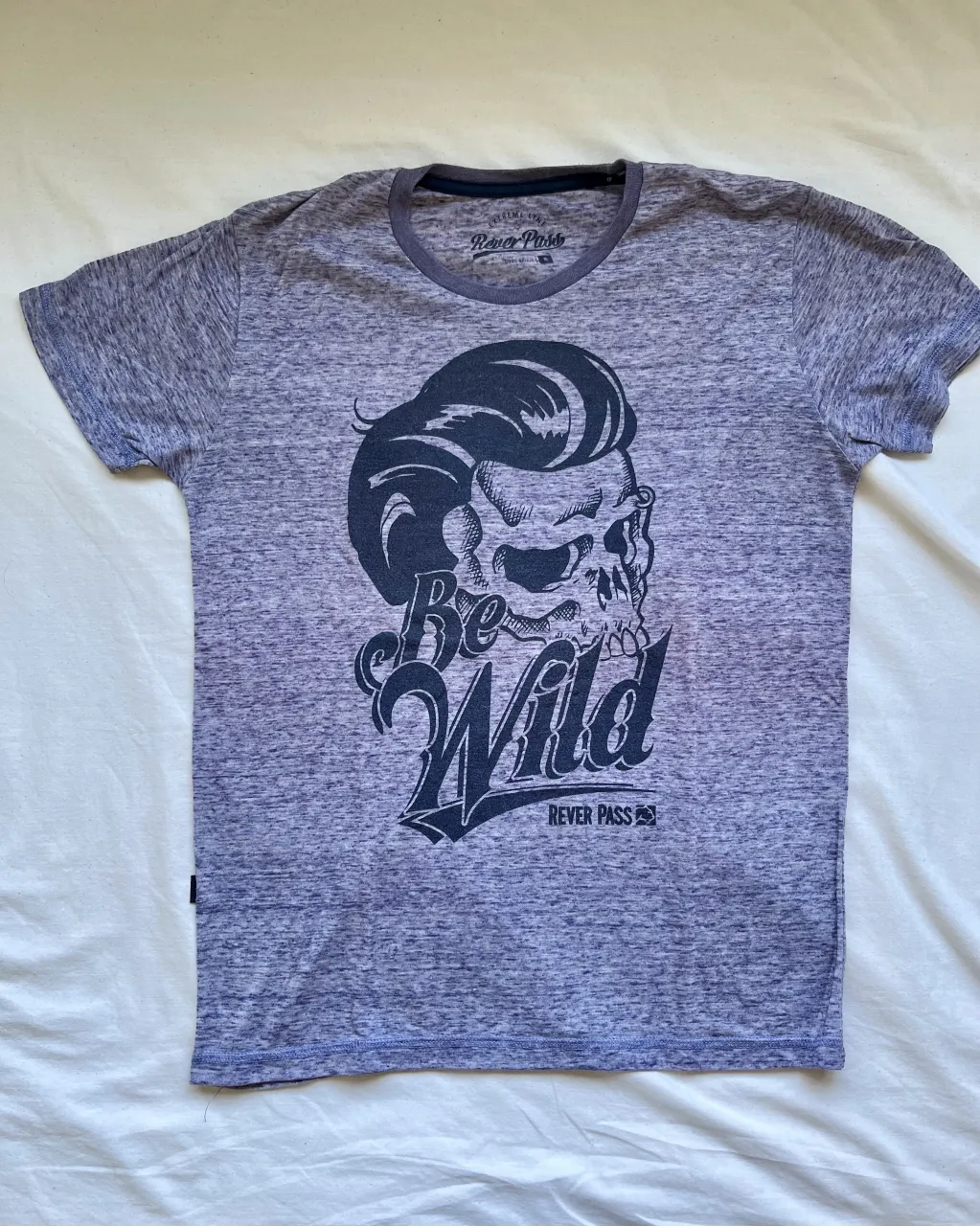 Remera estampada con calavera y la frase "Be Wild". Ideal para un look rocker o casual.