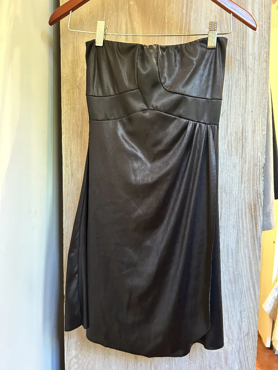 Vestido strapless negro, ideal para fiesta o salida. Diseño ajustado y elegante.