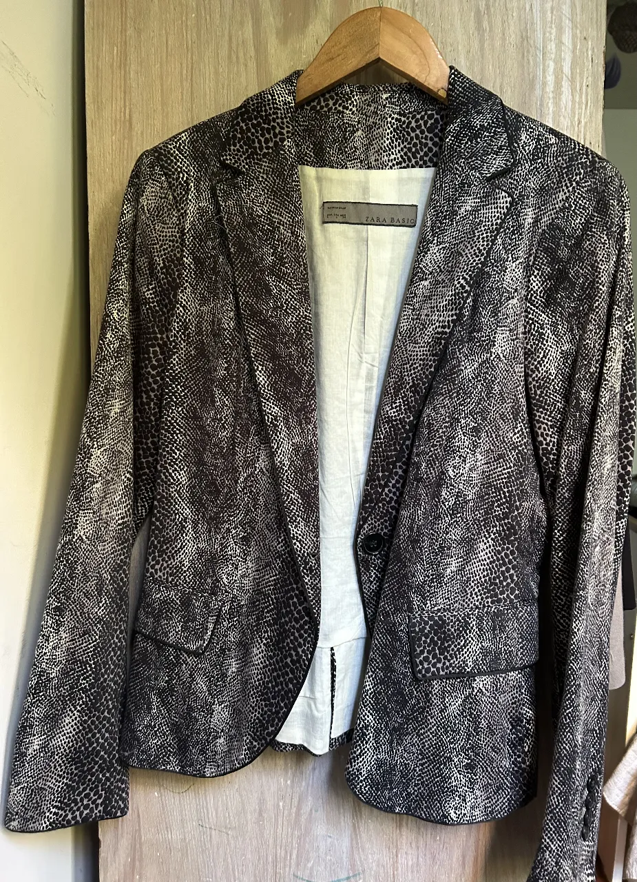 Blazer de mujer Zara Basic con estampado de serpiente en tonos blanco y negro. Ideal para un look elegante y moderno.