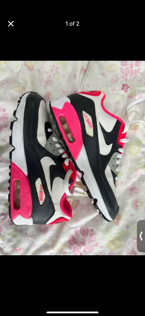 Zapatillas Nike Air Max 90, negras con detalles en rosa y blanco. Talle 6.5Y, ideales para uso diario y combinar con cualquier outfit.