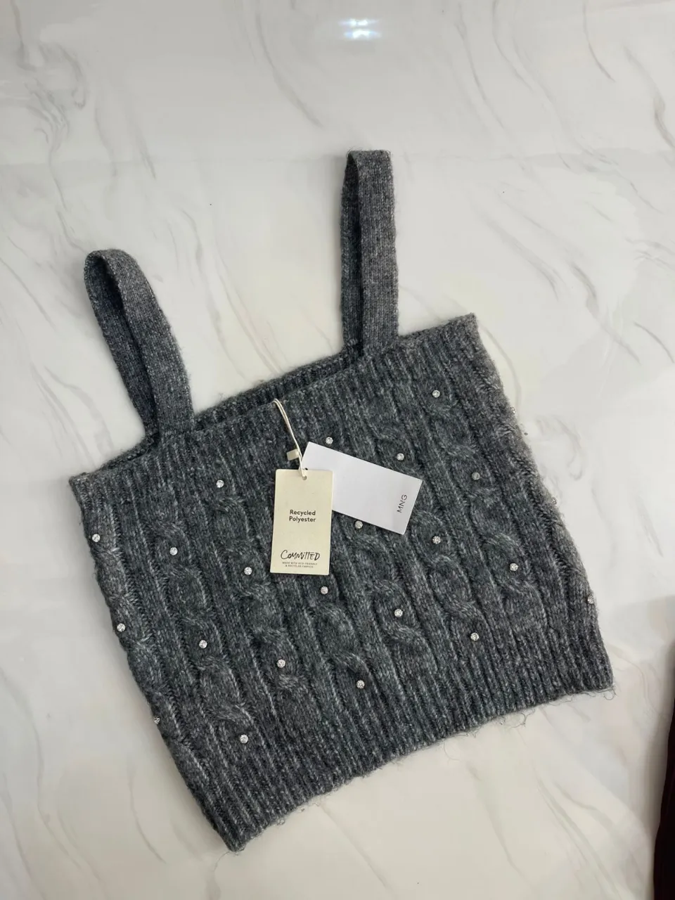 Top tejido gris con detalles de brillos y trenzas. ¡Ideal para un look canchero y con onda!