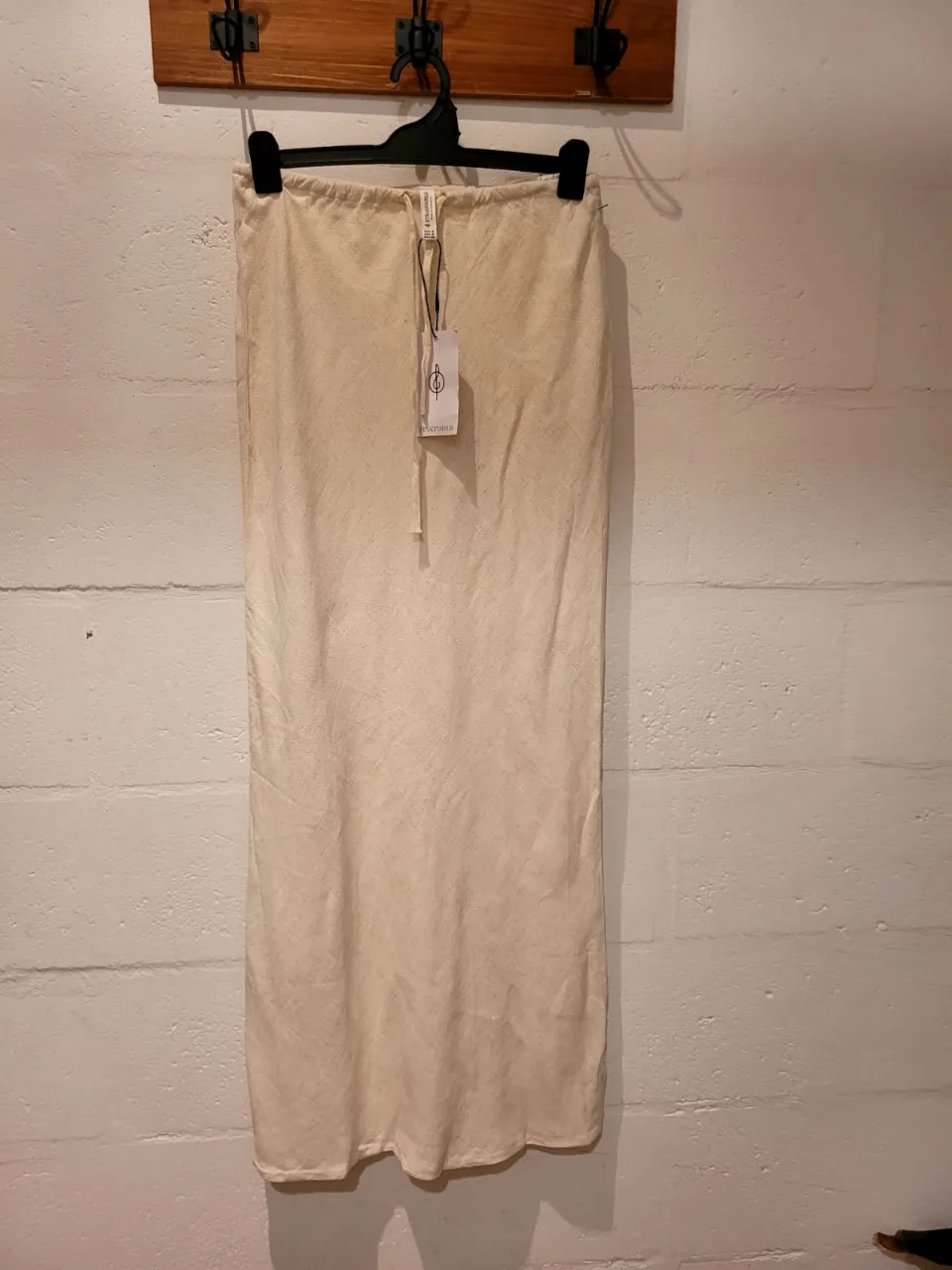 Pollera larga de lino color crudo, con cordón ajustable en la cintura. Ideal para un look fresco y casual.