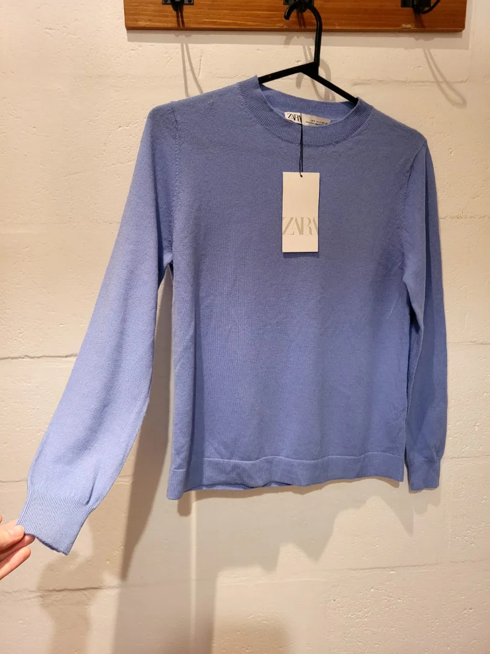 Sweater de lana color lavanda, con cuello redondo y mangas largas. Ideal para un look casual y cómodo. 100% lana