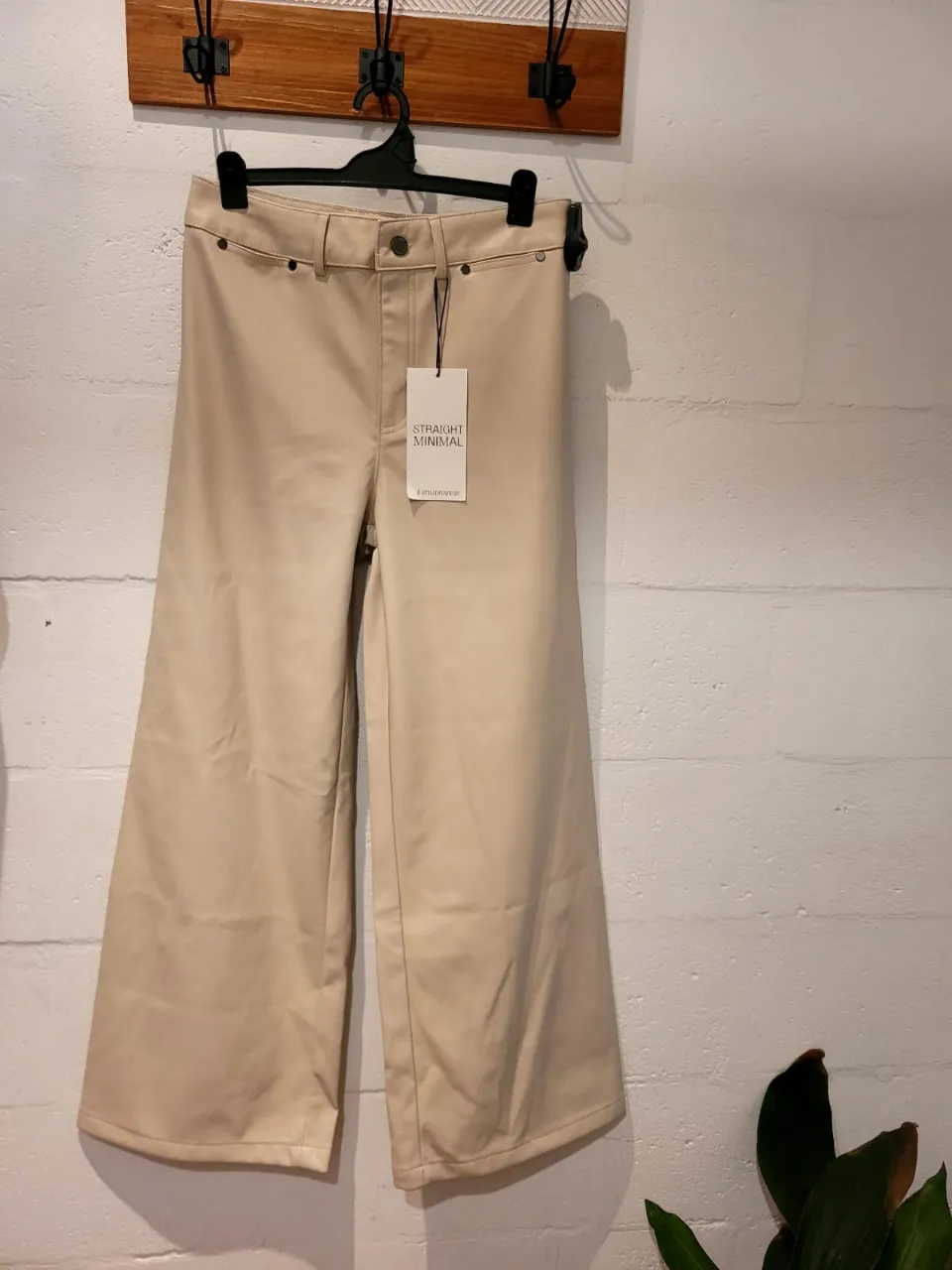 pantalones stradivarius en beige. con corte amplio, tiro alto y de cuero sintetico. cintura  38 cm, tiro 31 cm,  cadera 48 cm,  largo 102 cm