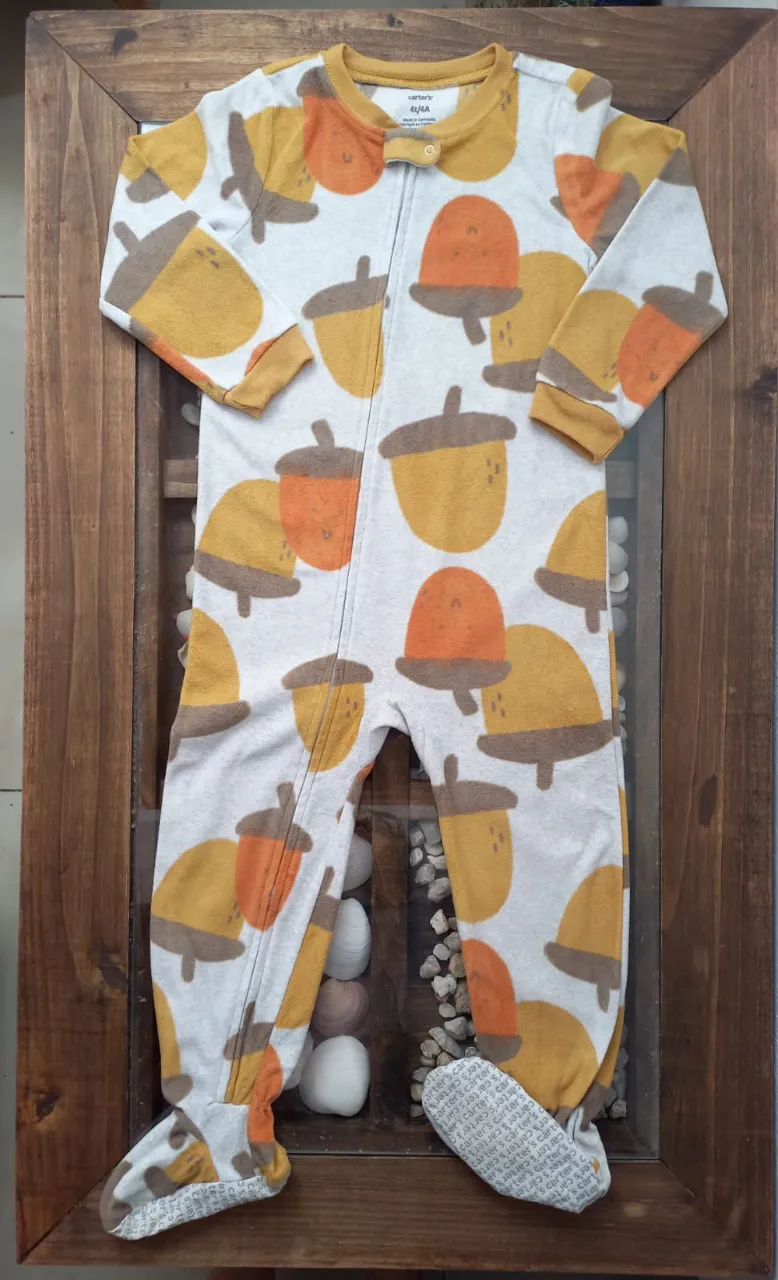 Enterito de bebé con estampa de bellotas en tonos ocres y naranjas. Cierre frontal completo y piecitos incorporados.