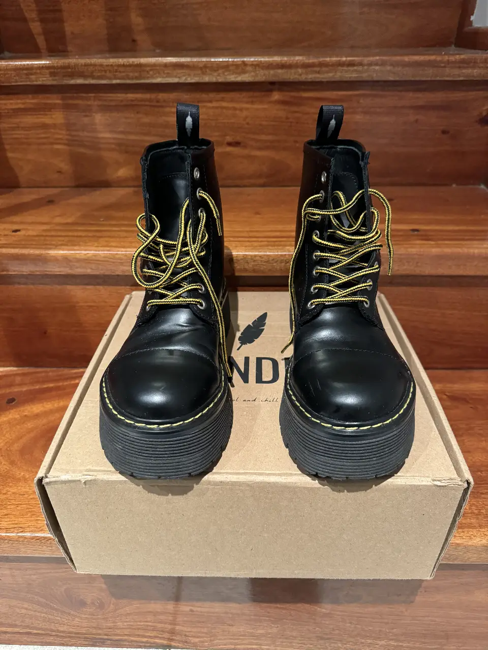 Borcegos negros de cuero con cordones amarillos y suela gruesa. Ideales para un look rocker o casual. Talle 38. Vienen con otro par de cordones negros. Poco uso