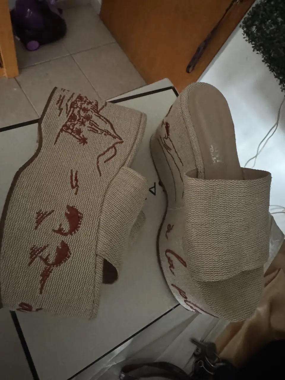 Sandalias de plataforma con diseño artesanal y detalles en rojo. Ideales para un look casual y cómodo.