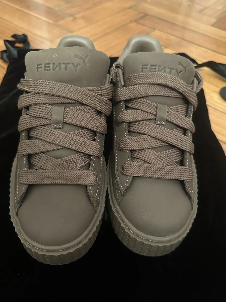 Zapatillas Fenty by Puma color marron, con plataforma y cordones gruesos. Incluye bolsa de tela y cordones blancos adicionales. 7.5 US pero anchas de horma. NUEVAS sin uso.