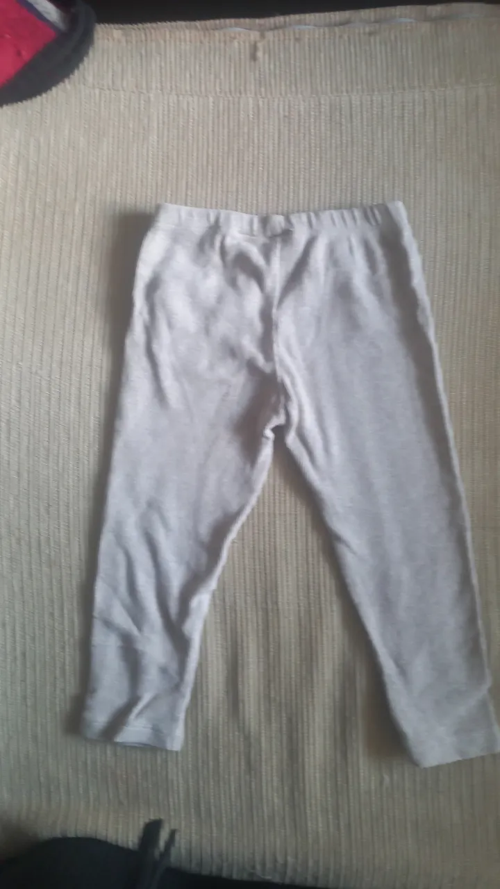 Calza de bebé de algodón gris, tiro alto, con bolsillos traseros. Ideal para el día a día.
