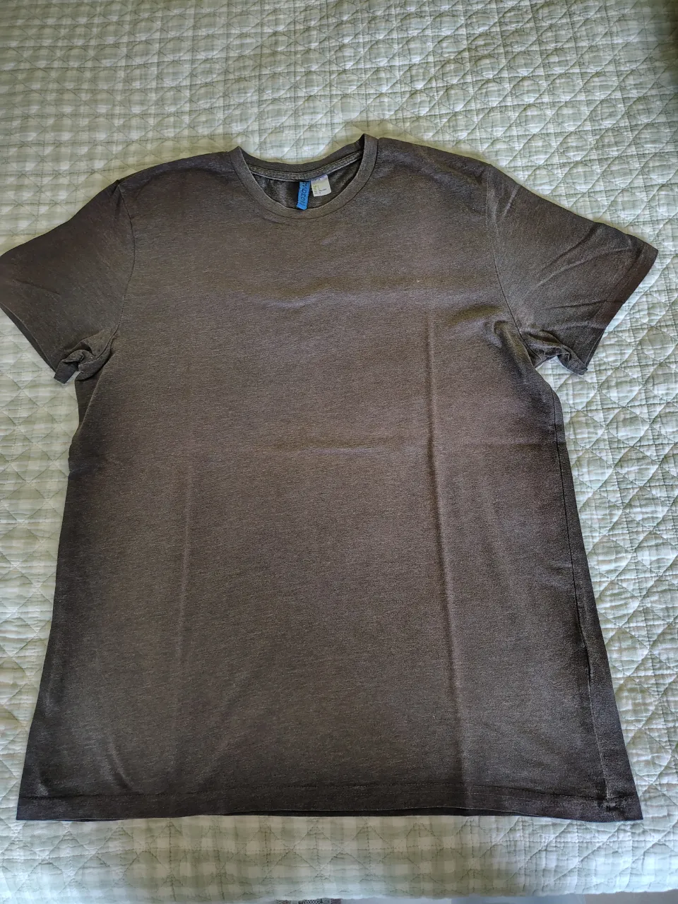 Remera de manga corta y cuello redondo. Color marron gastado 