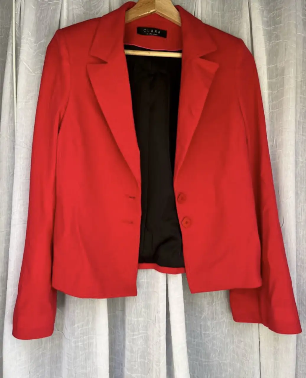Blazer rojo de mujer.