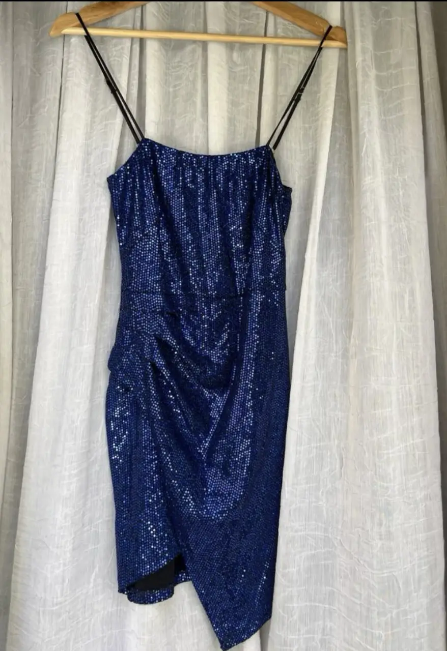Vestido mini de fiesta azul con lentejuelas. Ideal para eventos especiales y salidas nocturnas.