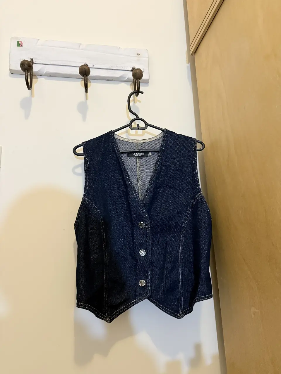 Chaleco de jean azul oscuro, con botones y corte clásico. Ideal para un look casual y versátil.