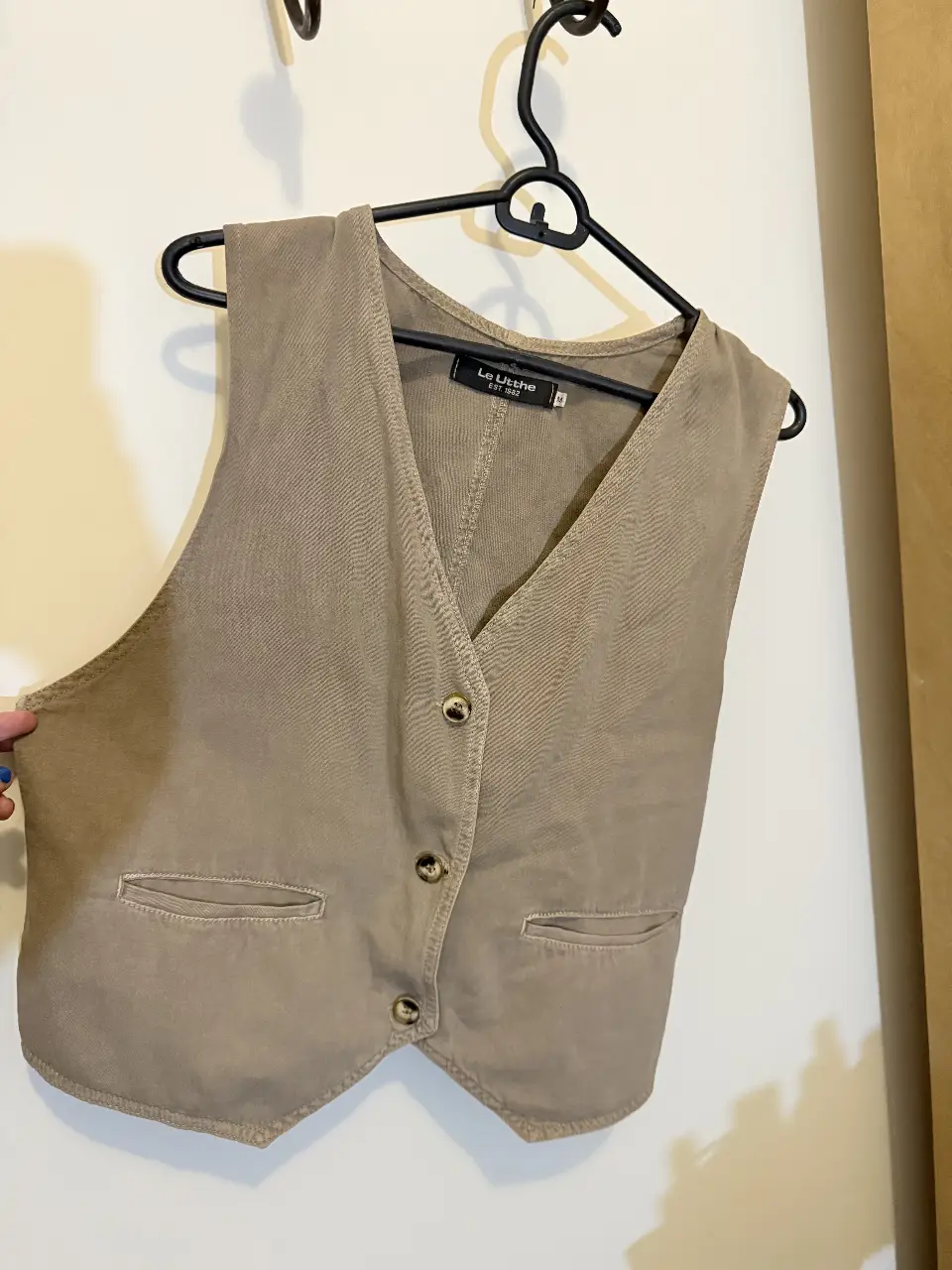 Chaleco sastrero color khaki, con botones y bolsillos delanteros. Ideal para un look casual o para combinar con un outfit más formal.