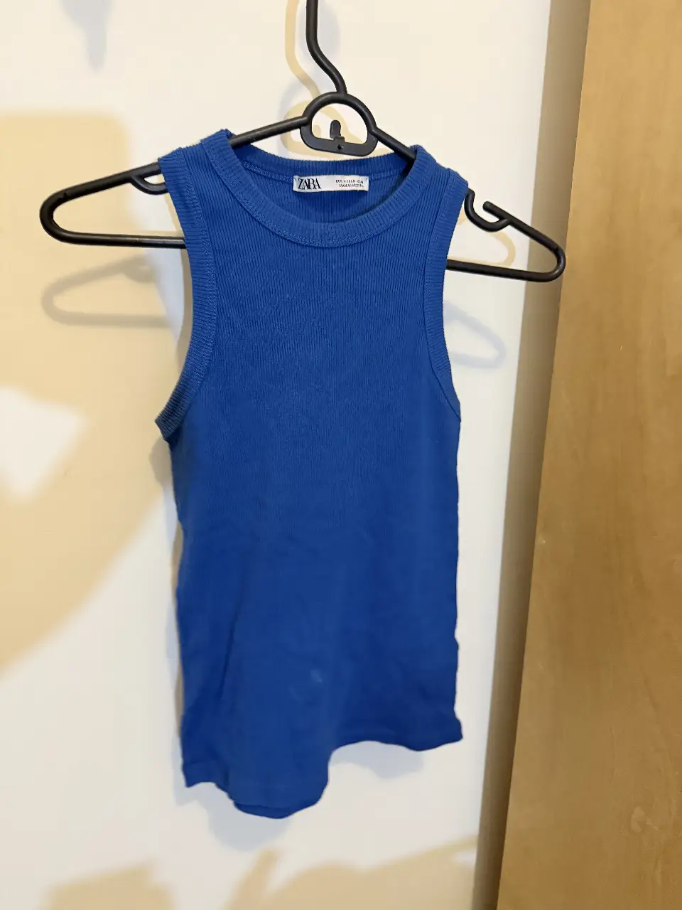 Musculosa azul de mujer, de la marca Zara. Confeccionada en tejido de punto acanalado, ideal para un look casual y cómodo.
