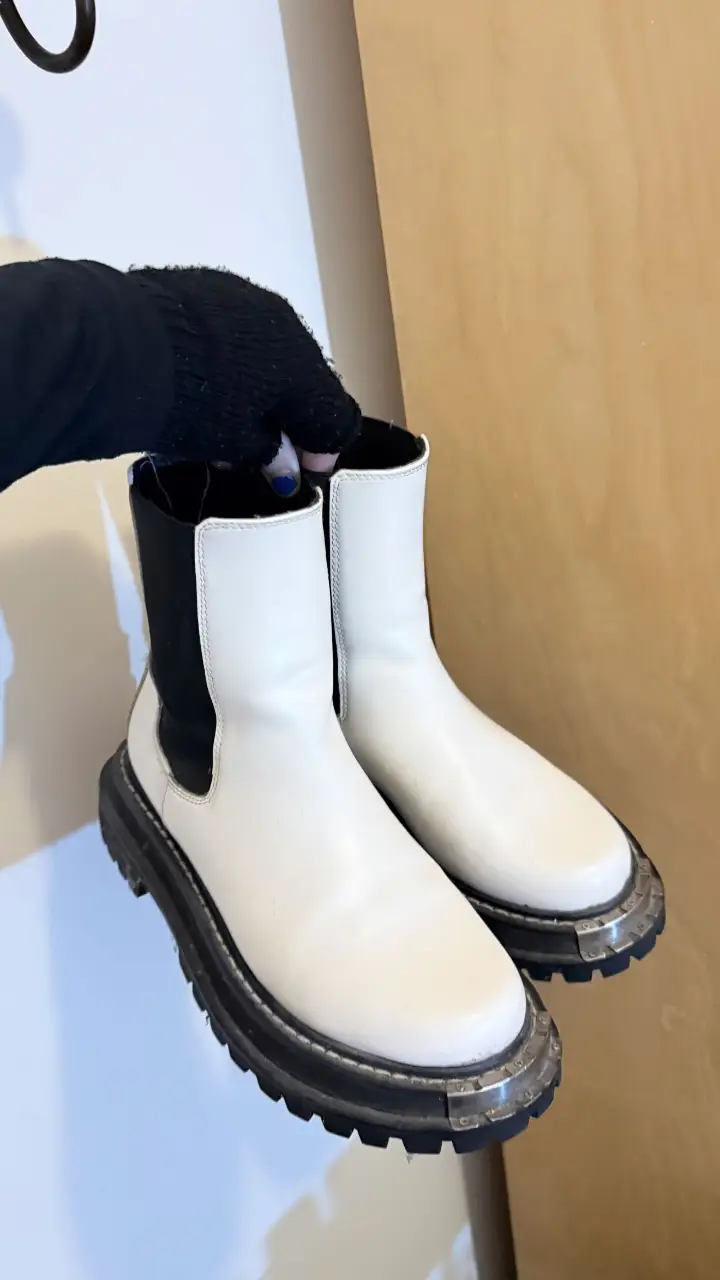 Botas Prüne de cuero efecto brillo, talle 36/37, como nuevas. Su diseño combina cuero blanco con detalles en negro y suela gruesa. Ideales para un look moderno y urbano.