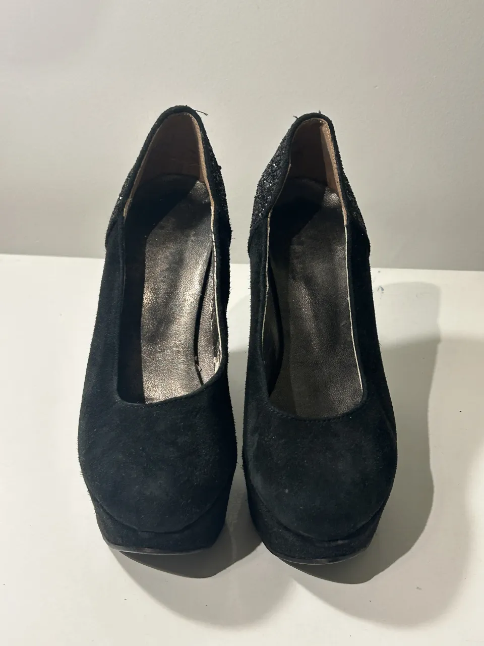 Zapatos de taco alto negros con plataforma y detalles de brillos en el talón. Talle 35. tienen un solo uso  el deterioro es del material