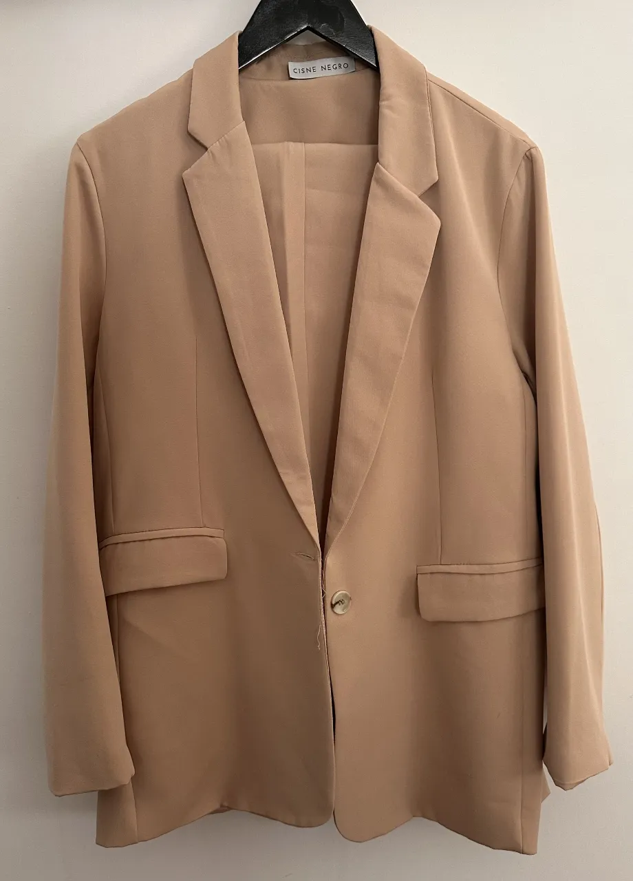 Traje sastrero color camel. Incluye blazer (1 botón ) con dos bolsillos delanteros y pantalón de corte recto. Ideal para un look elegante y profesional. Confeccionado en  crepe sastrero con spandex al tobillo. 