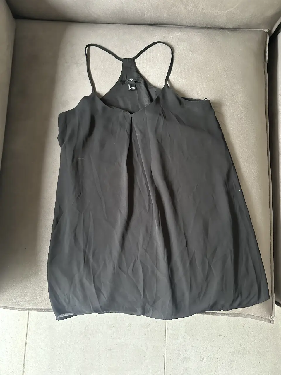 Top negro de Forever 21, con tirantes finos y escote en V. Ideal para combinar con diferentes outfits.