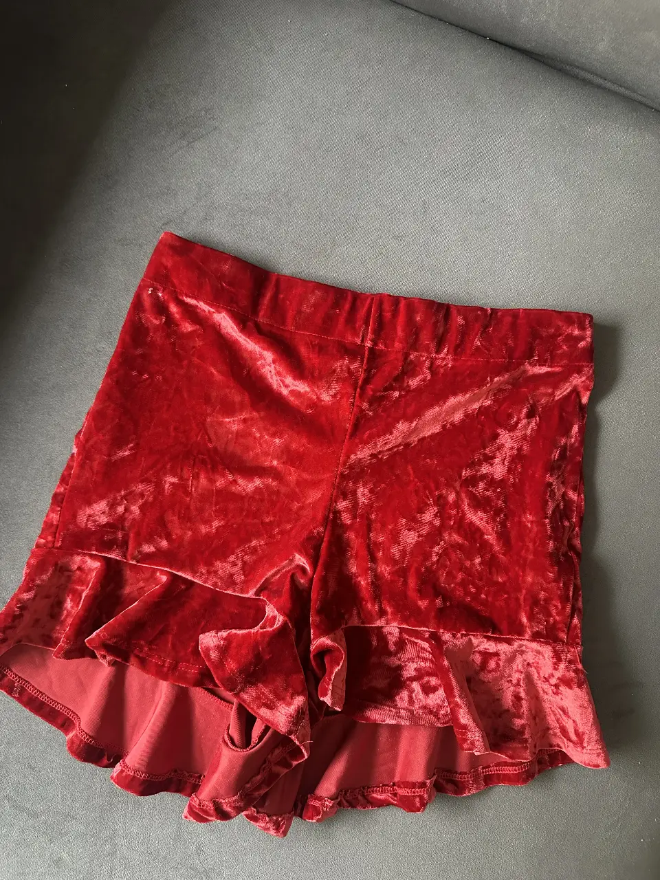 Short de terciopelo rojo con volados en el borde. Talle 38. Marca 47 Street