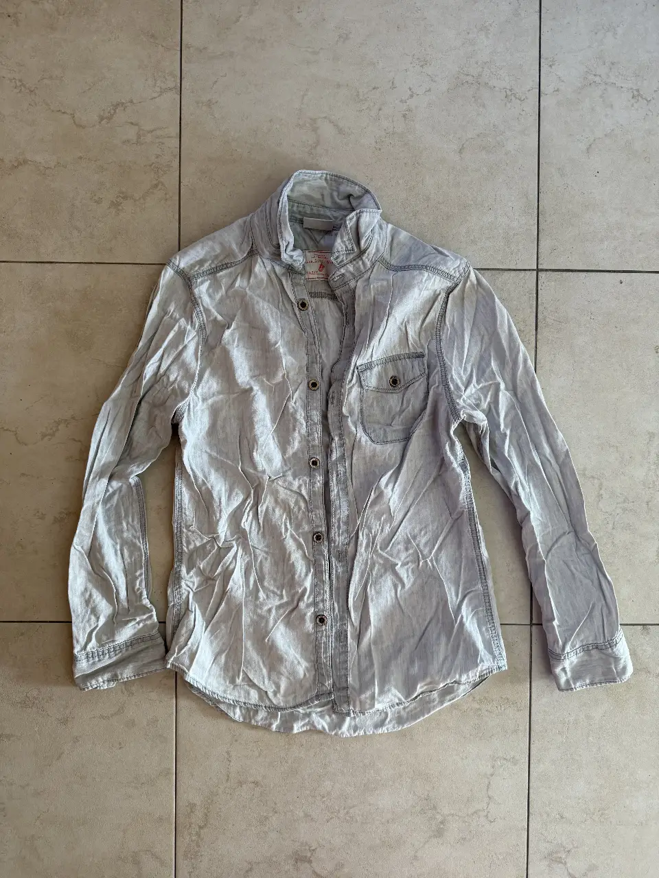 Camisa de jean Zara Boys, talle 11/12, con un diseño denim lavado. Ideal para un look casual y moderno.