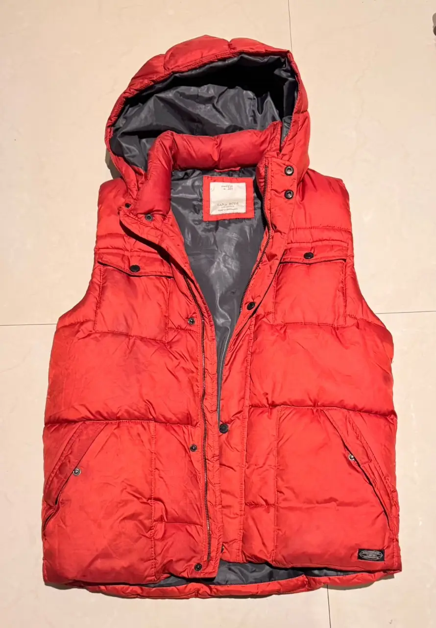 Campera de pluma roja con capucha para hombre, ideal para el invierno. Talle 13/14 de Zara Boys. Posee cierre y bolsillos.
