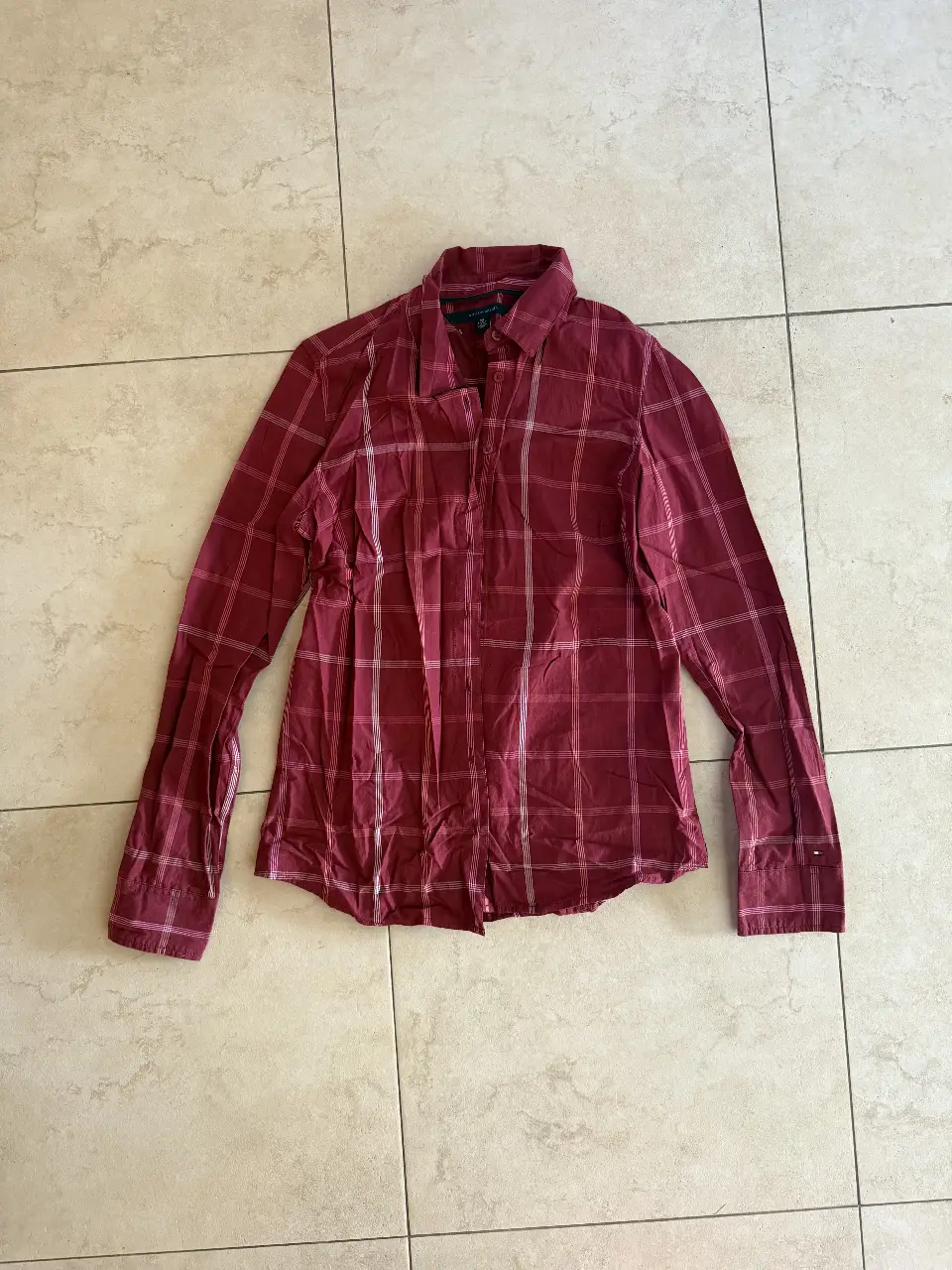 Camisa a cuadros roja de manga larga para mujer, de la marca Tommy Hilfiger, talle XS. Ideal para un look casual y cómodo.