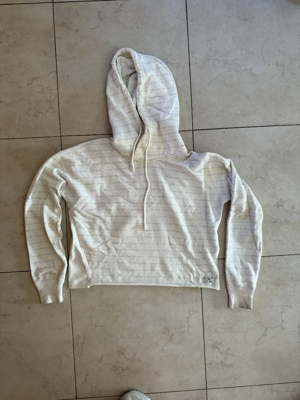 Buzo con capucha Abercrombie & Fitch, color blanco con detalles en gris. Talle XS. Ideal para un look casual y cómodo.