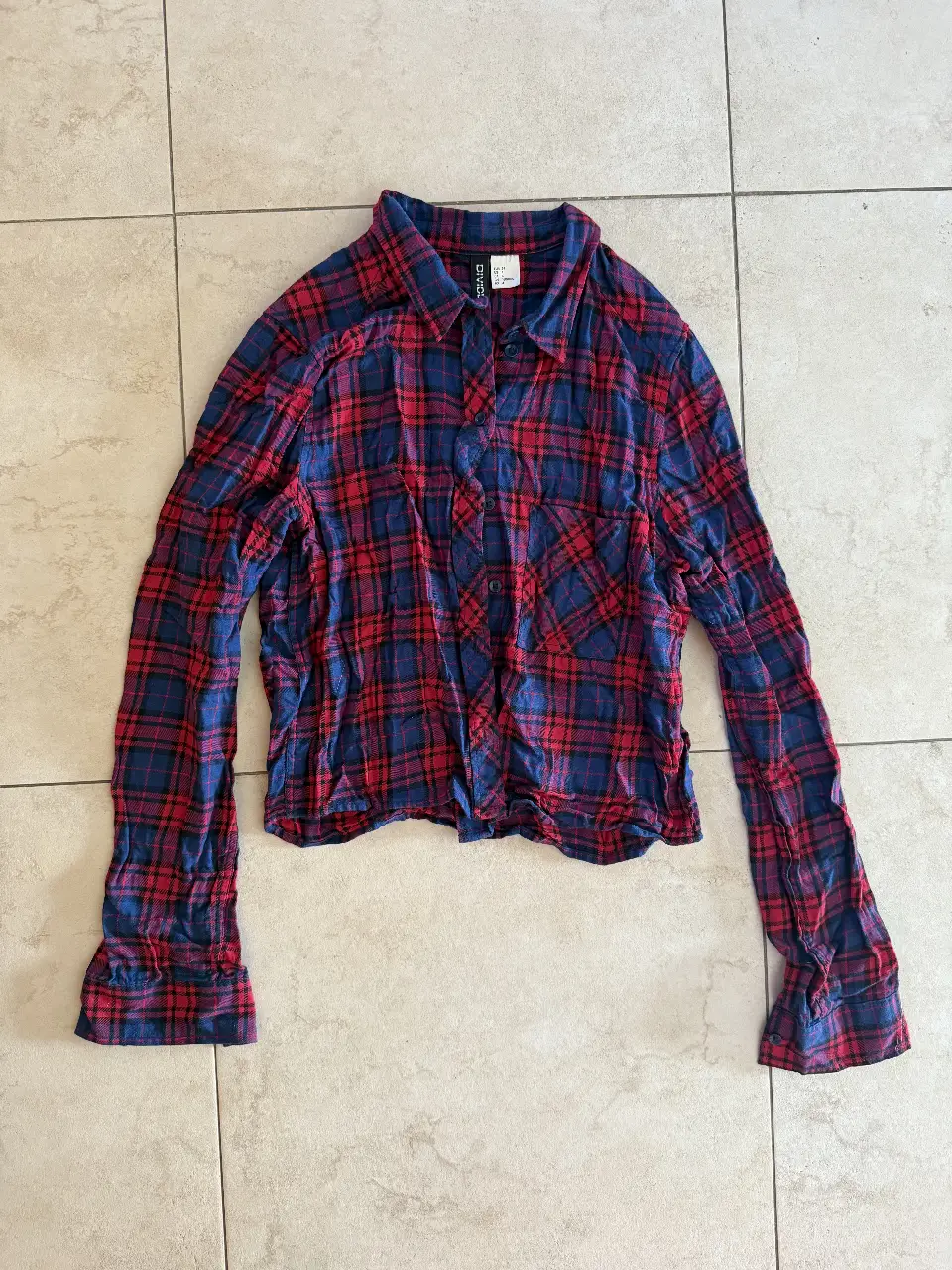 Camisa a cuadros de mujer, de la marca Divided de H&M. Confeccionada en tela de algodón, ideal para un look casual y cómodo. Talle 4 (US).