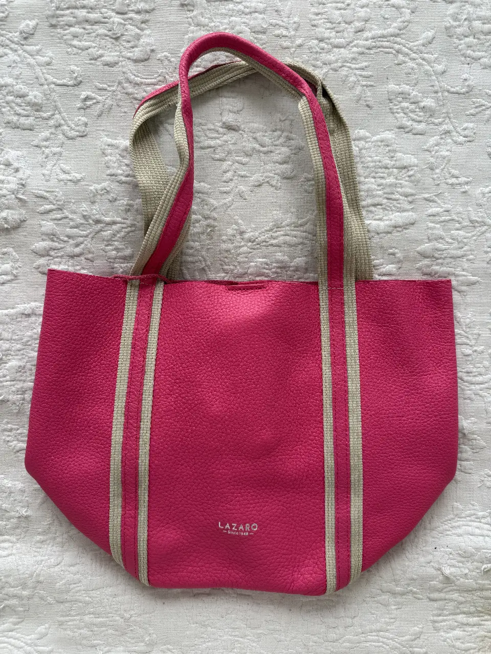 Bolso tote de cuero rosa con manijas y detalles en beige marca Lázaro. Ideal para llevar todo lo necesario con estilo y comodidad.