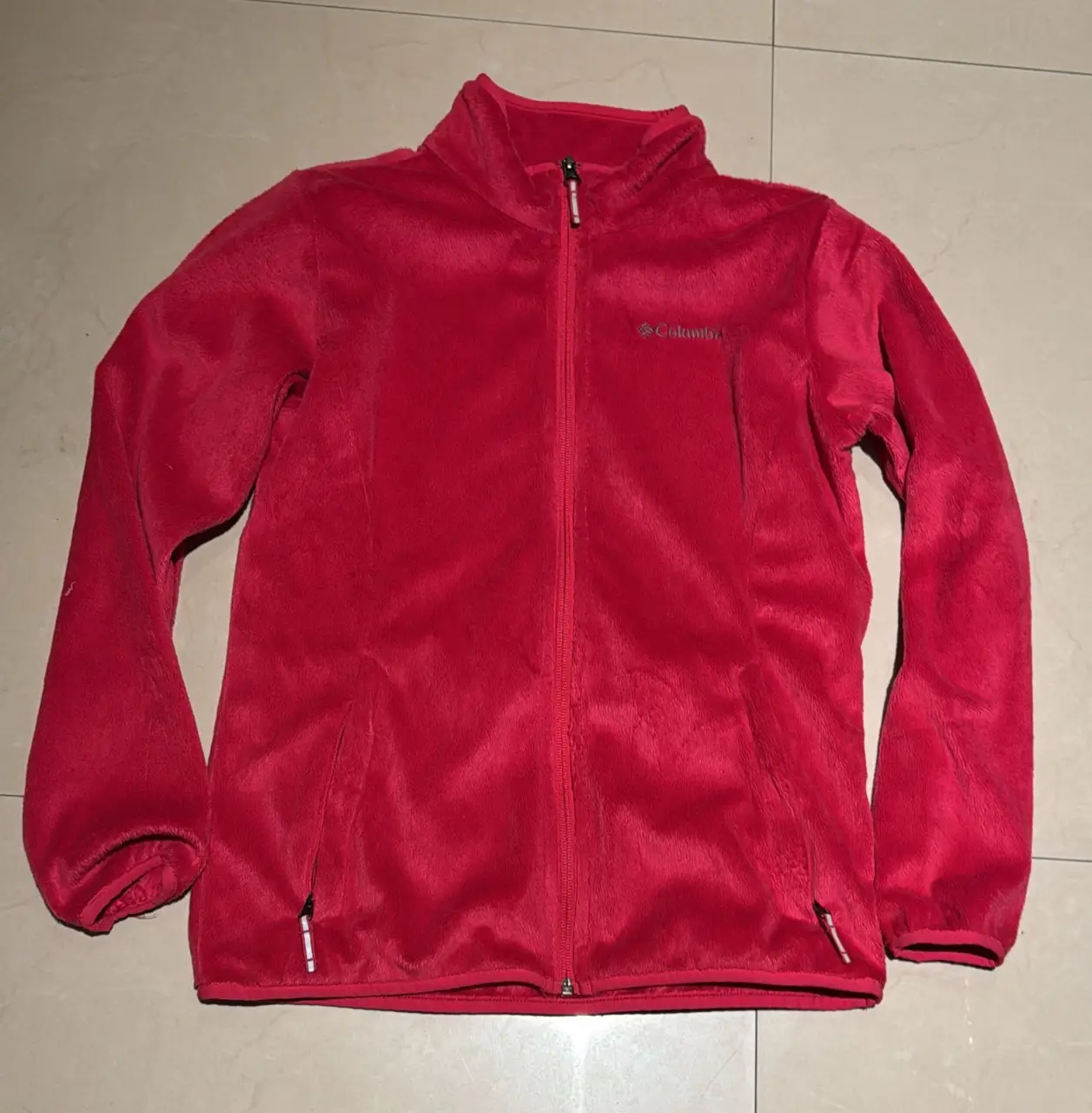 Campera polar fuscia Columbia, ideal para el frío. Con cierre frontal y bolsillos, perfecta para actividades al aire libre o uso diario. Talle L.