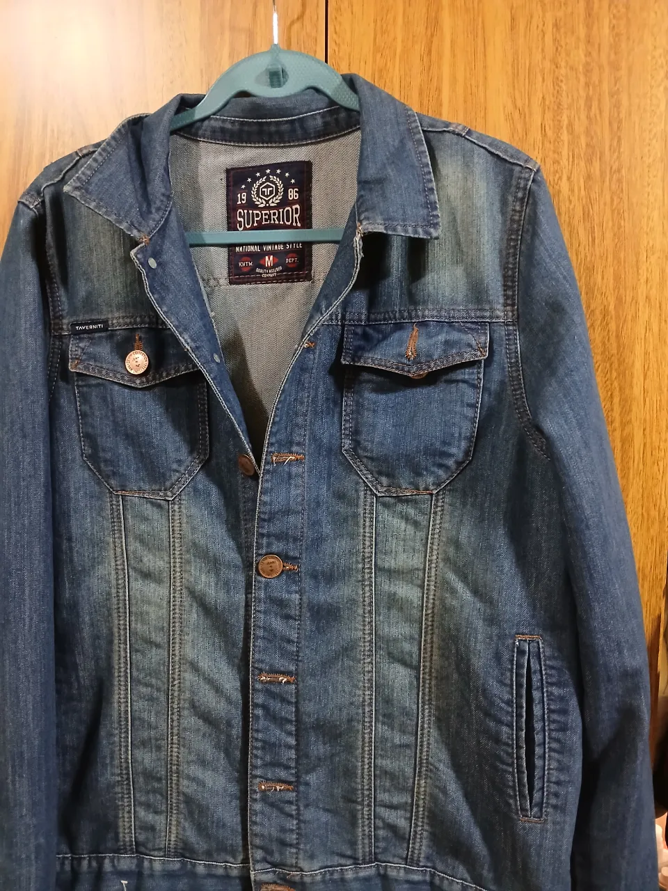 Campera de jean azul, estilo vintage, con bolsillos y botones. Ideal para un look casual y moderno.