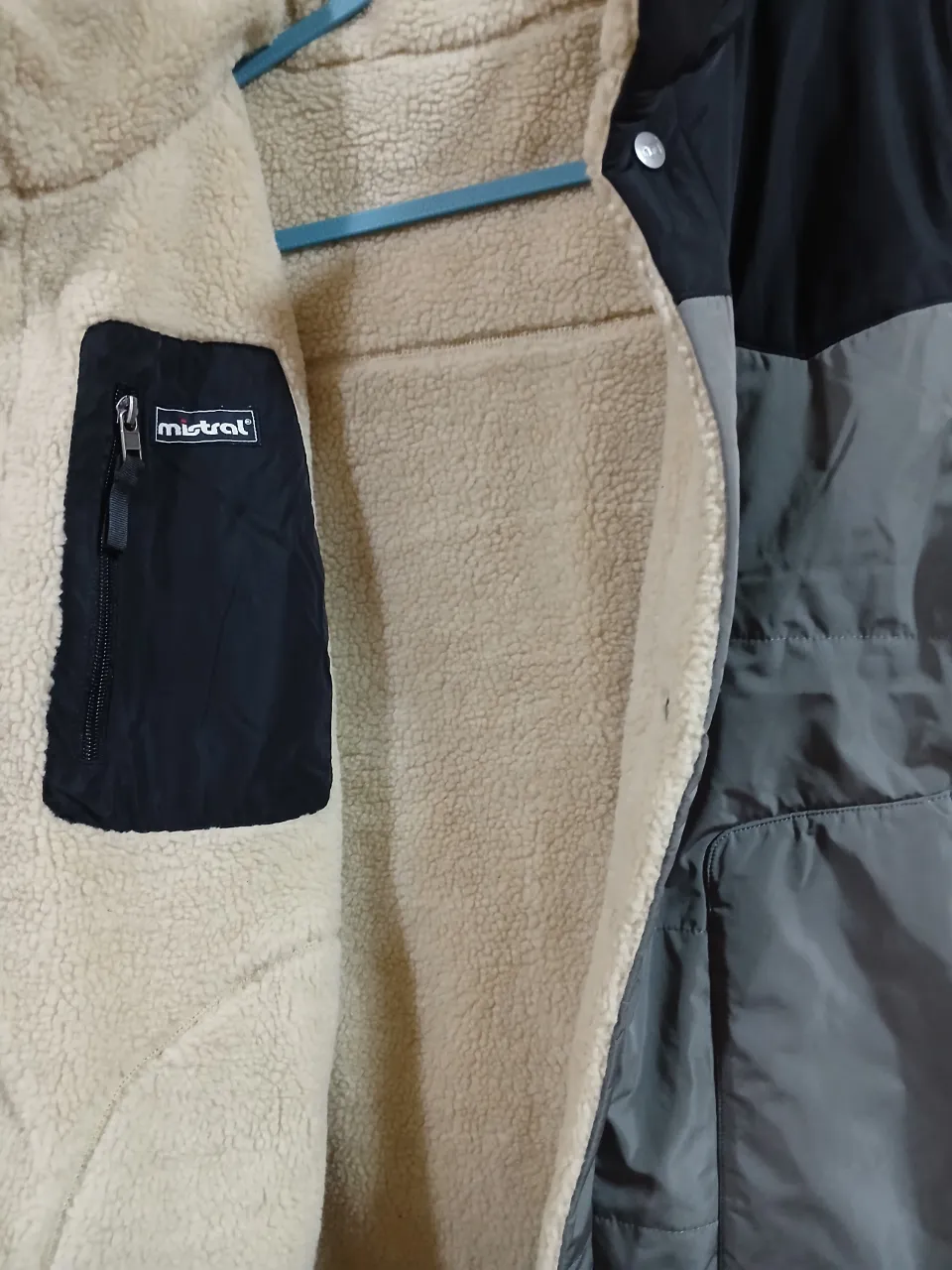 Chaleco reversible Mistral, con interior de corderito y exterior acolchado. Ideal para el invierno, abrigado y cómodo.
