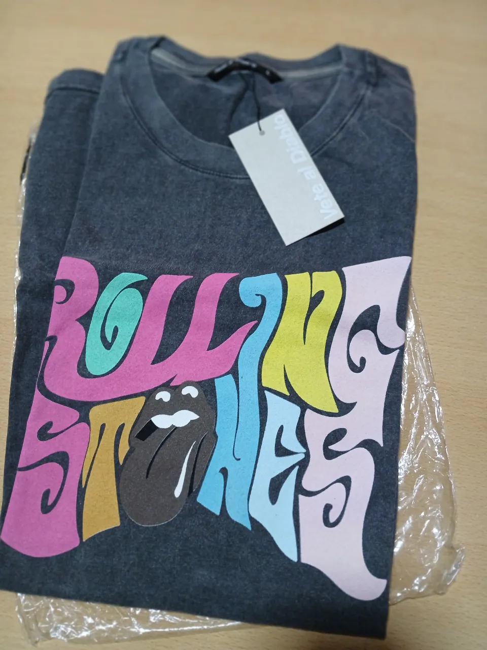Remera de hombre con estampado de Rolling Stones. Diseño vintage con el logo icónico de la banda. Ideal para un look casual y rockero.