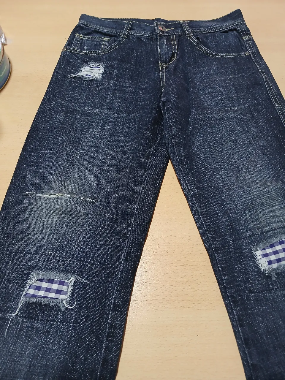 Jeans de niño , azul oscuro, con roturas y parches decorativos. Tiro medio, corte recto. Marca Mimo