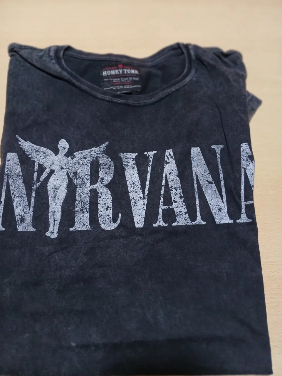 Remera de hombre con estampado de la banda Nirvana. Diseño vintage con el logo de la banda y un ángel. Ideal para un look rocker y casual.
